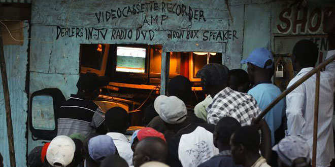 Imagen de un grupo de keniatas viendo la televisión. Fuente: EFE