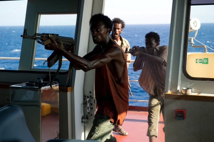 Momento del asalto al 'MV Maersk Alabama' con los actores somalíes Faysal Ahmed, Mahat Ali y Barkhad Abdirahman.