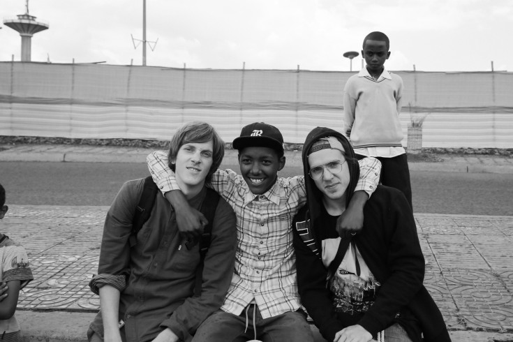 De izquierda a derecha: Sean (EEUU), Abenezer (Etiopía) y Tomas (Suecia). Foto: Joey Maloney. 