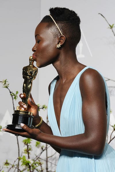 Lupita Nyong'o posando con el Oscar a la mejor actriz secundaria. Fuente: http://www.glamour.de