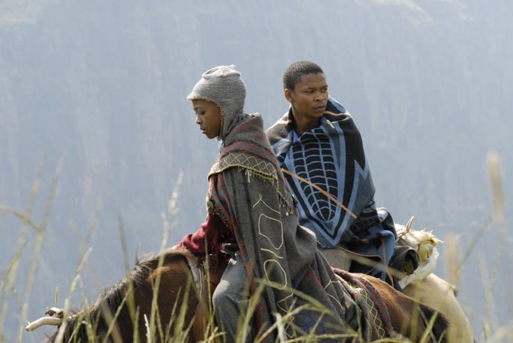 Zenzo y Lebohang en un fotograma de la película. Fuente: http://forgottenkingdomthemovie.com