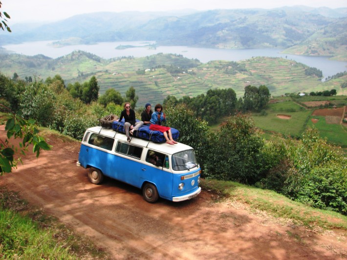 Turistas occidentales en una furgoneta en Uganda. Imagen de Vice.com
