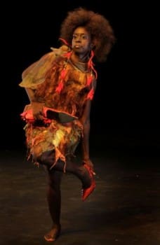 Fatou Cissé (foto de John Hogg) http://artscomments.wordpress.com/2012/10/01/fatou-cisse-is-an-angry-young-woman/