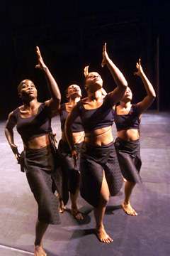 Las cuatro bailarinas de la compañía Tché Tché: Nadia Beugré, Nina Kipre, Flavienne Lago y la misma Kombé. Fuente: Dance View Times. 
