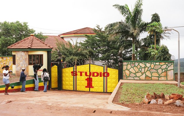 Puerta de una sucursal del mítico 'Studio 1'  que Rita Marley y Christopher Blackwell fundaron en Ghana, y que fue quemada. Dicha delegación de los estudios jamaicanos había sido previamente denunciada y criticada por no cumplir con la legalidad y por usurpación de la marca 'Studio 1'. Fuente: Meg Majors/Reggaeville 