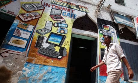 Un hombre camina delante de una nueva tienda de internet, en Mogadiscio. Fuente: Ismail Taxta/Reuters