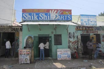 Puerta del establecimiento de Shik Shik Arts en Mogadiscio. Fuente: Ali Adam/Sabahi