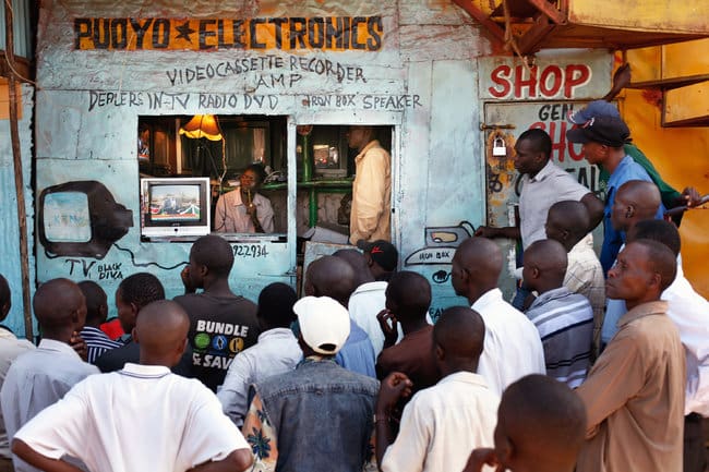 Kenianos siguiendo el resultado de las elecciones por la televisión, en las calles de Nairobi. Foto:  Jerome Delay/Associated Press