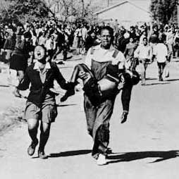 Mbuyisa Mkhubo llevando en brazos a Hector Pietersen, primer niño asesinado en el levantamiento de Soweto en 1976. Foto: Sam Nzima