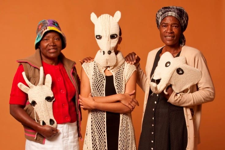 Mrs Olonga and Mrs Chivandire - Knitters of Makanya mostrando su trabajo