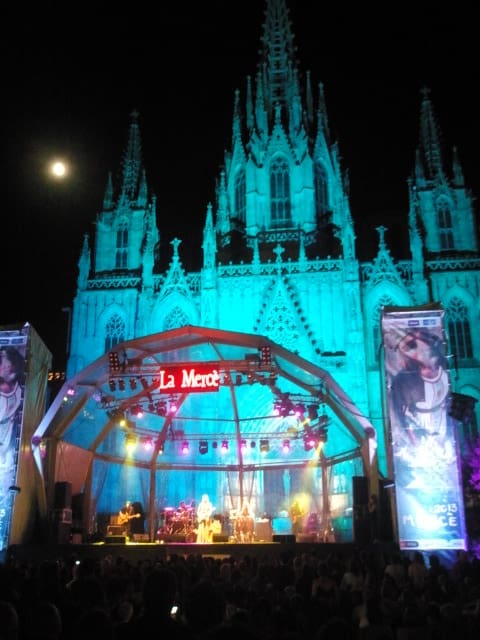 El escenario evocador con Diawara sobre las tablas, la fachada de la catedral como decorado y la luna como espectadora curiosa. Foto: C.B.