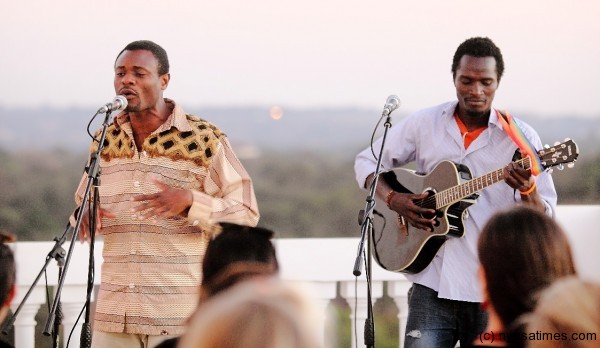 Un rapero congoleño colabora con el cantante Sirus en el Lake of Stars Festival 2013. Fuente: Nyasa Times. 