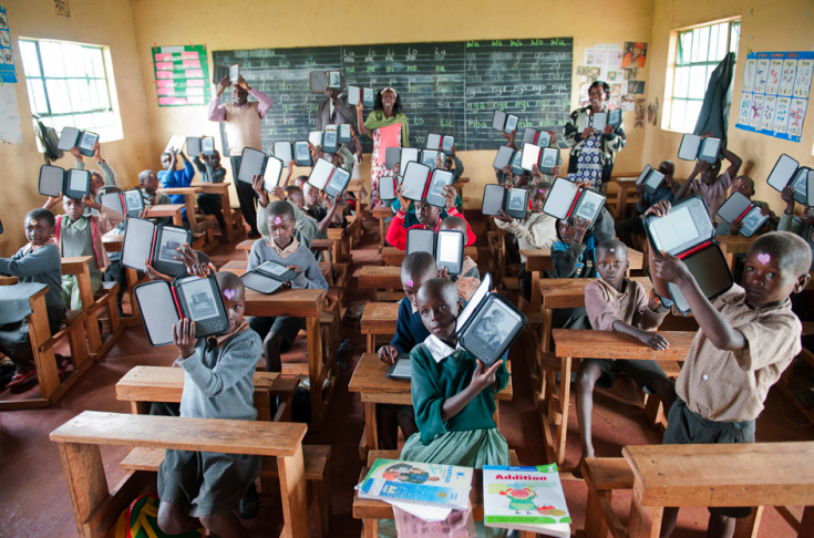Escolares africanos con libros digitales. Fuente: Worldreader