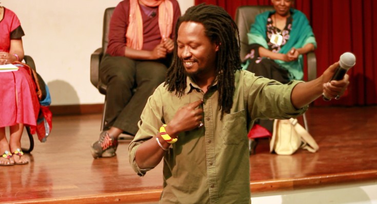 Activista keniano, Ngungi Githuru, interpretando una canción en swahili.