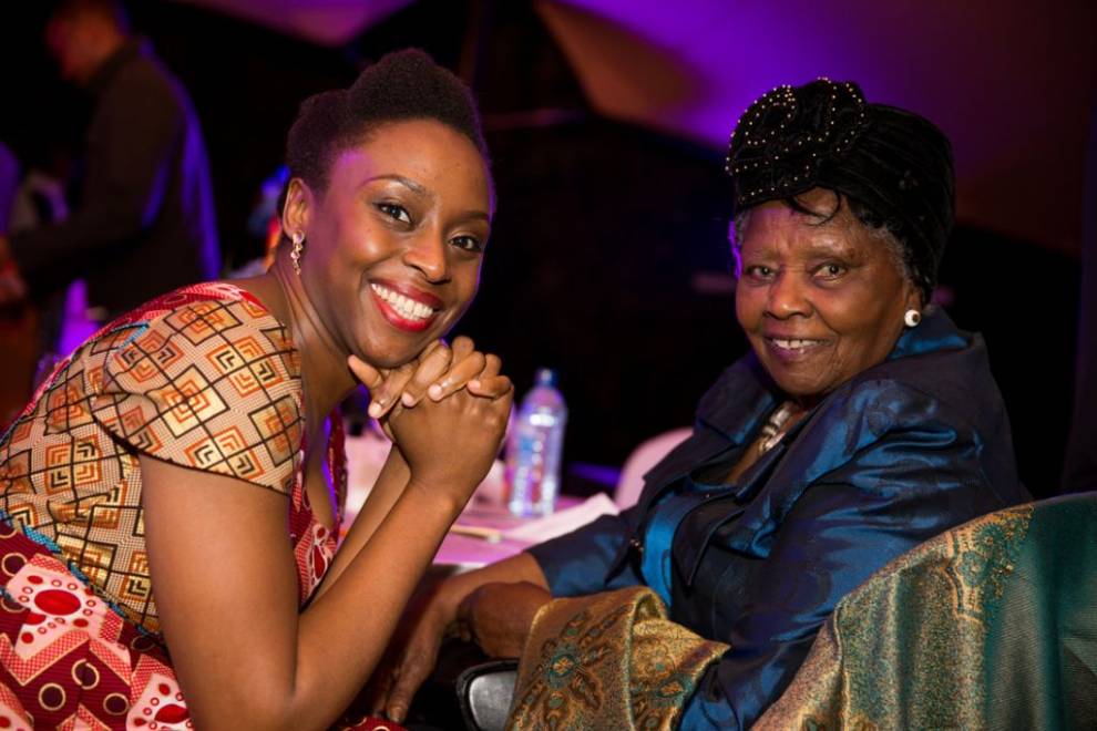 Chimamanda junto a Muthoni Likimani, una de las primeras escritoras africanas y periodista para la BBC cuya obra más famosa es Passbook Number F.47927: Women and Mau Mau in Kenya.  Paul Munene/ Kwani Trust. 