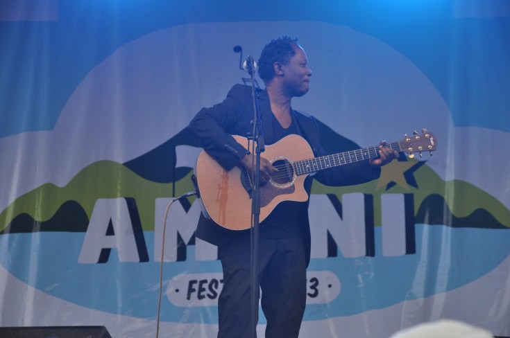 Lokua Kanza durante su actuación en el festival Amani / Foto: Patrick Garety