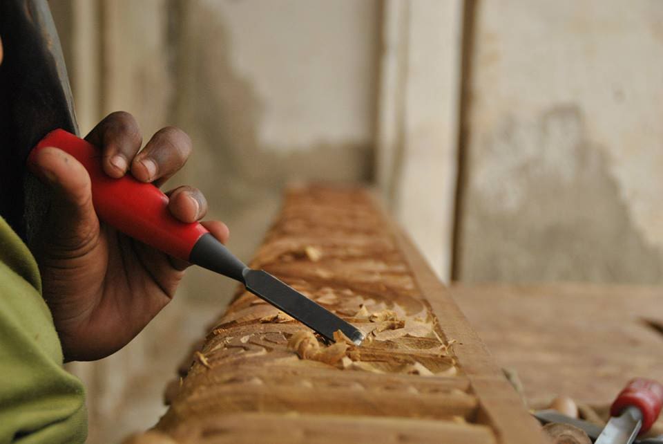 Un artesano suajili de la madera trabaja en un taller en la isla de Lamu, Kenya. Foto: Sebastián Ruiz/Wiriko. 