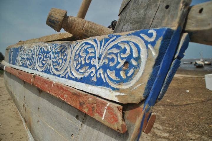 Detalle de estilo swahili del trabajo de la madera en un Dhow o embarcación de la isla de Lamu, Kenia. Foto: Sebastián Ruiz/Wiriko. 