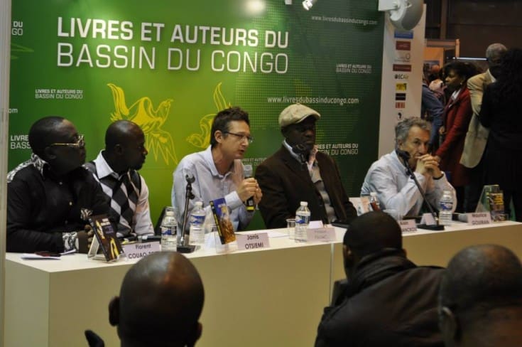 Mesa redonda sobre la novela policiaca en el stand de Livres et Auteurs du Bassin du Congo, con Florent Couao-Zotti, Janis Otsiemi, Alain Mabanckou, Maurice Gouiran y Nicolas Michel. Fuente: Livres et Auteurs du Bassin du Congo