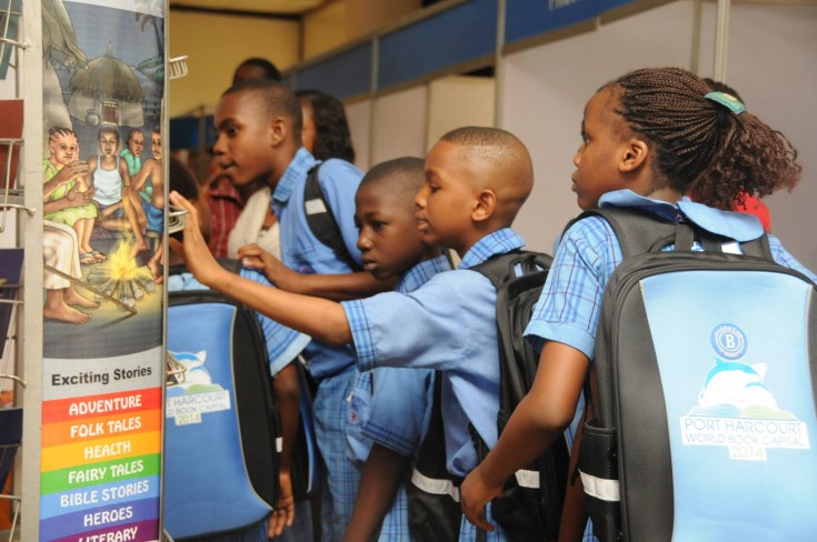 Niños equipados con los materiales del Port Harcourt World Capital Book. / PHWCB