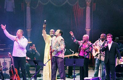 De izquierda a derecha: Teofilo Chantre, Ismael Lo, Bonga, Angelique Kidjo y Camané. Foto tomada el 28/09/2012, durante el Tributo a Cesaria Evora en el Cirque d'Hiver de Paris. Autor: Nkrumah Lawson-Daku/Lusafrica. 