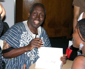 Ngũgĩ wa Thiong’o firmando autógrafos en Londres en Londres. Foto: David Mbiyu, a través de Wikipedia.