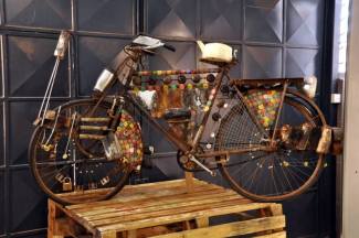 Bicicleta a partir de materiales reciclados, de Cyrus Kabiru. Foto cedida por la Kenia Art Fair. 