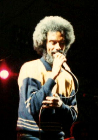 Gil Scott-Heron durante una actuación en Bristol en 1986. Fuente: Wikimedia - Robman94