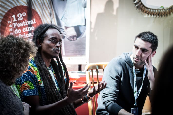 Un instante durante los "Aperitivos de Cine" durante el FCAT. -Hajooj Kuka (Beats of the Antonov), Lova Nantenaina (Ady Gasy) y Michel Zongo (La sirène du Faso Fani). Foto: Luis RIvera.