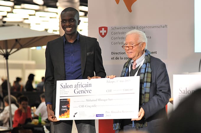 Mohamed Mbougar Sarr, a la izquierd, en el momento de recibir el premio Ahmadou Kourouma. Fuente: Salón del libro de Ginebra