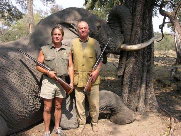 El rey Juan Carlos, posando junto a un elefante tiroteado en Botsuana durante una cacería en 2012. Imagen de Rann Safaris. 