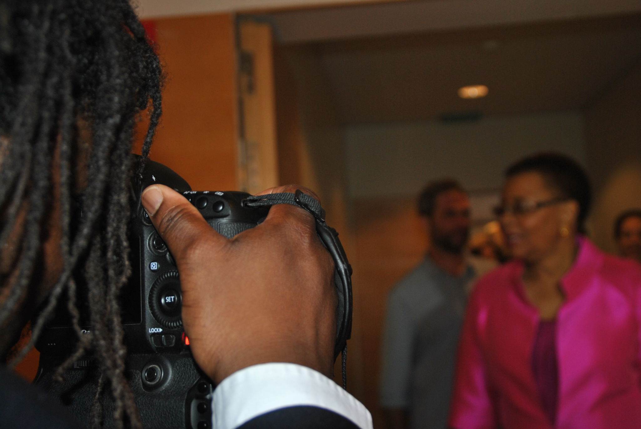 Graça Machel entrado a la rueda de prensa junto a Xavier Aldekoa. Imagen de Gemma Solés.