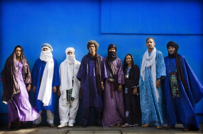 Tinariwen pared azul de fondo