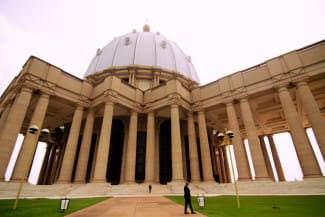 La Basílica de Nuestra Señora de la Paz de Yamoussoukro (Costa de Marfil) está considerada, además de la más grande del mundo, la más alta con 158 metros. La cúpula central custodia la construcción con una cruz de oro.