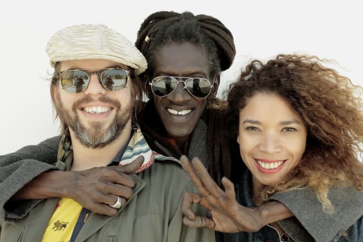 De izquierda a derecha: el acordeonista francés Fixi, el cantante senegalés Cheikh Lô y la cantante brasileña Flavia Coelho. 