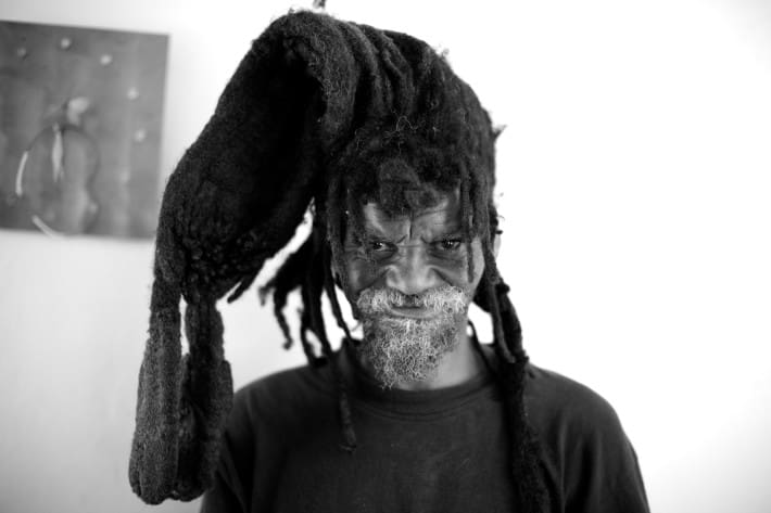 Un rasta de Plettenberg Bay, en Sudáfrica. Las rastas simbolizan el pelo del León de Judá. En la Biblia, se dice: LEVITICO 21:5 "No harán calva en su cabeza, ni raerán la punta de su barba, ni en su carne harán rasguños". 