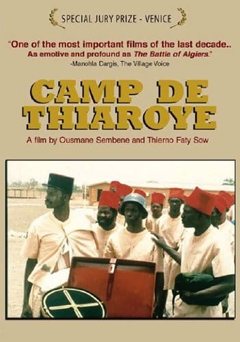 Cartel de la película Campo de Thiaroye (1988) escrita y dirigida por Ousmane Sembene y Thierno Faty Sow. La película retrata como el 1 de diciembre de 1944, decenas de soldados africanos que habían luchado durante la II Guerra Mundial en las filas del Ejército francés, conocidos como tirailleurs, fueron masacrados en el campo militar de Thiaroye (Senegal) porque exigían que se les abonaran los atrasos de salario que se les debían, así como la prima de desmovilización. 