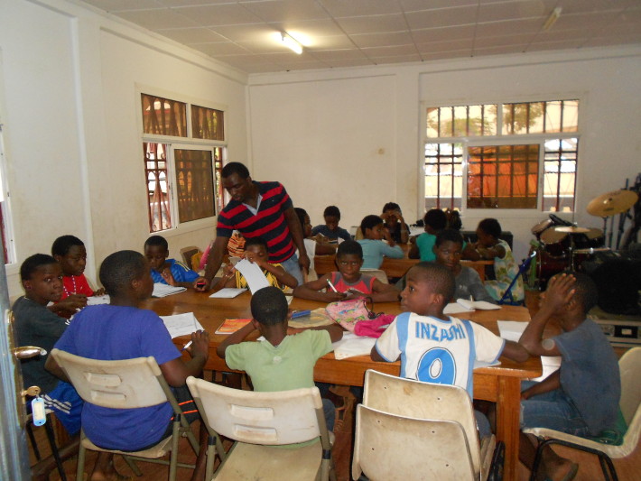 Una de las clases extraescolares que se impartían a los niños de Rebola en el Centro Cultural. 