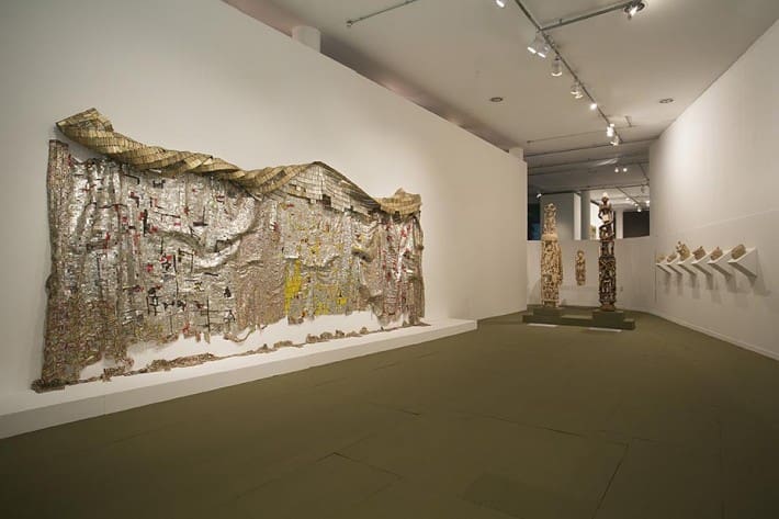 El Anatsui, Skylines, y de Kifouli Dossou, totens y máscaras