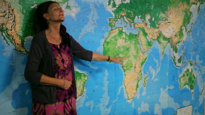 Imagen en Kansas City donde una feligresa de la iglesia International House of Prayer (IHOP) señala con el dedo Uganda antes de viajar hasta el país.