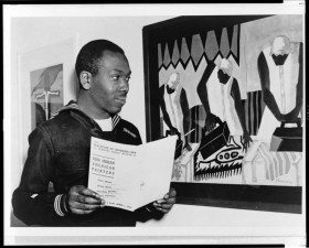 Jacob Lawrence (1917-2000). / Fotografía tomada de la web de la Guardia Costera de EE.UU, en donde el pintor se alistó para formar parte del primer equipo integrado racialmente, durante la Segunda Guerra Mundial, dos años después de finalizar su obra ‘Migration of the Negro’.-