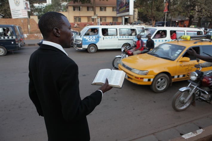 Fragmento del documental en el que se aprecia como esta doctrina exógena y conservadora se ha extendido a las calles de Kampala, la capital de Uganda.