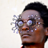 Las ‘C-Stunners’ de Cyrus Kabiru: de la basura a una pieza de arte