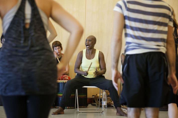 Germaine Acogny, madre de la danza africana contemporánea, muestra en los Teatros del Canal el resultado de su taller. Foto de Miguel J. Berrocal. 