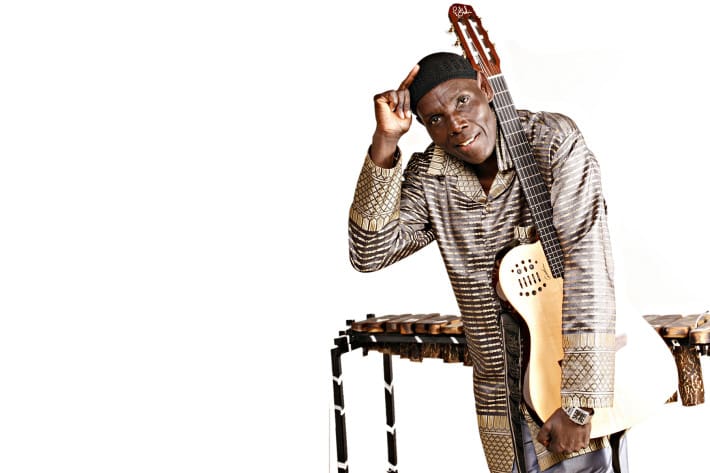 Oliver Mtukudzi, imagen extraída de la web de Moretele Tribute Concert. 