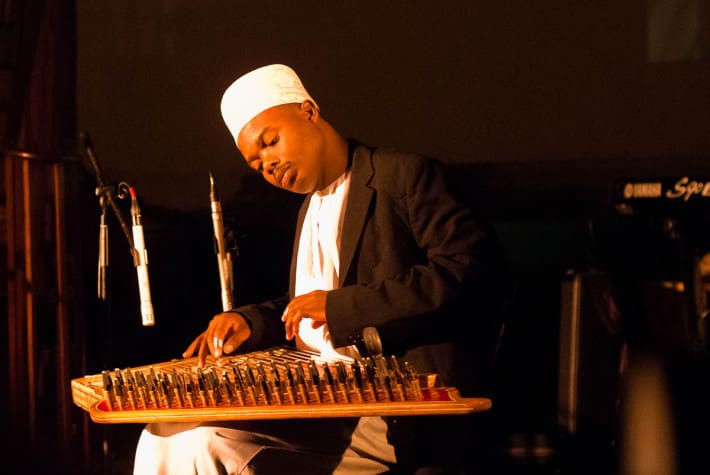 Uno de los músicos de Culture Musical Club, de Zanzibar, tocando el qanun, instrumento tradicional de la músic taarab. Foto de Adrian Bischoff. 