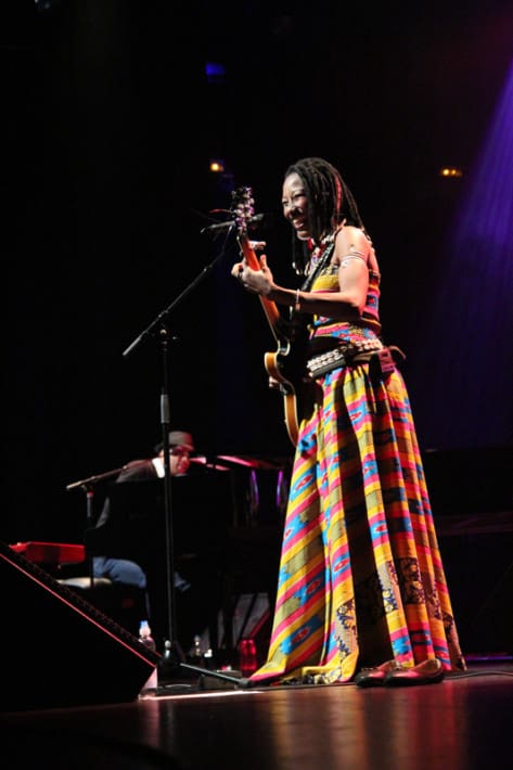 Fatoumata Diawara junto a Roberto Fonseca durante el concierto del proyecto "At Home" en Barcelona. Fotos: Carlos Bajo