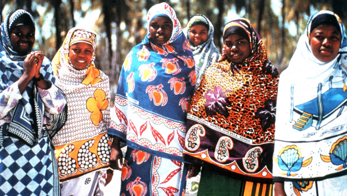 Mujeres de Zanzíbar luciendo kangas. 