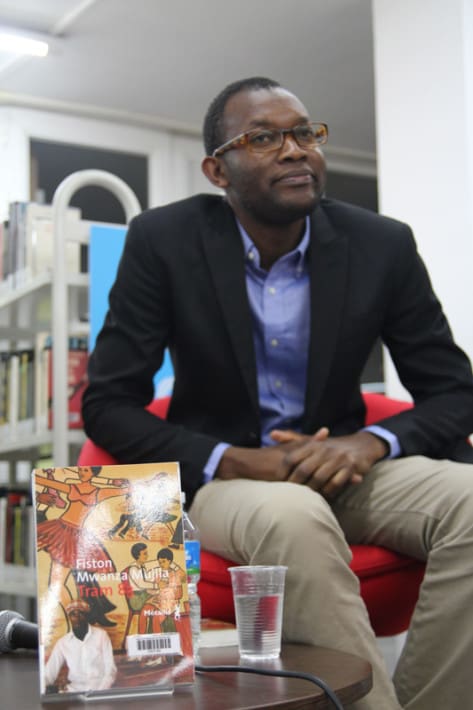 Fiston Mwanza Mujila, durante una de las presentaciones de su libro en catalán. Foto: Carlos Bajo