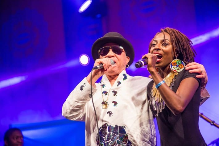 El cantante maliense Salif Keita, junto a la zimbabuense Hope Masike, durante una actuación en el HIFA. 